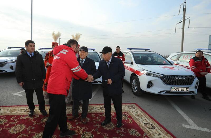 В Мангистауской области медицинским учреждениям передали новые санитарные автомобили