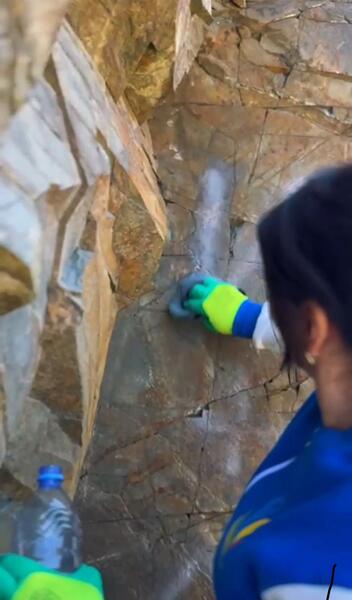 Сотрудники МРЦ Самар очистили скалы от надписей вандалов