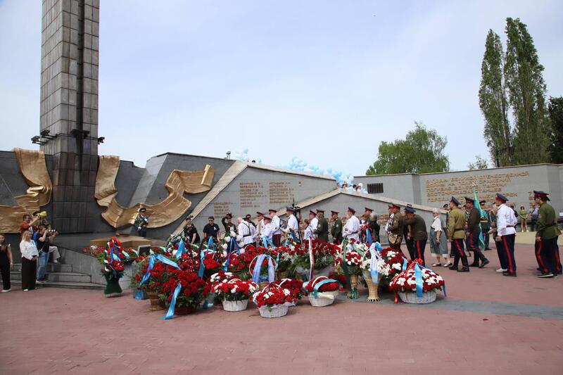 В Усть-Каменогорске у мемориала «Победа» прошла торжественная церемония возложения цветов