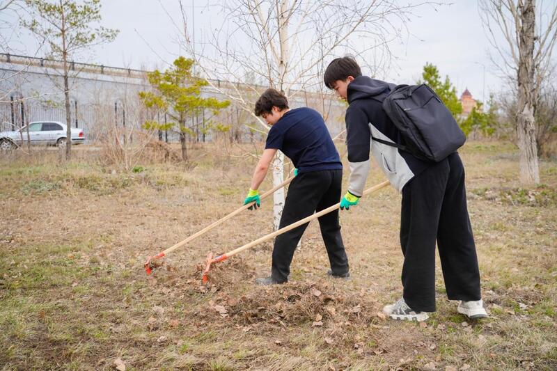 «Таза Қазақстан»: столичная молодежь провела экоакцию на набережной Есиля