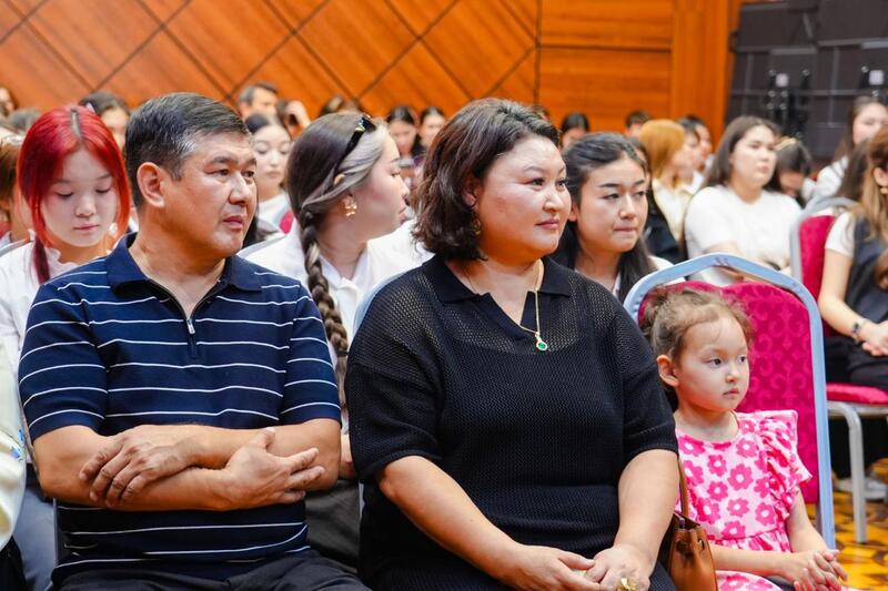 В Астане образцовые семьи наградили в номинациях «Алтын шаңырақ» и «Күміс кереге»
