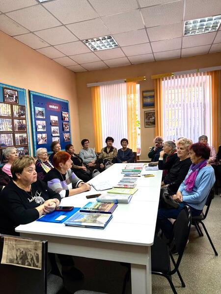 Сегодня, 12 октября 2026 года, в совете ветеранов города Сарани состоялась важная встреча специалиста ГУ «Отдел занятости и социальных программ города Сарани» с местными ветеранами труда
