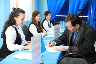 Аким Актюбинской области Асхат Шахаров проголосовал на референдуме