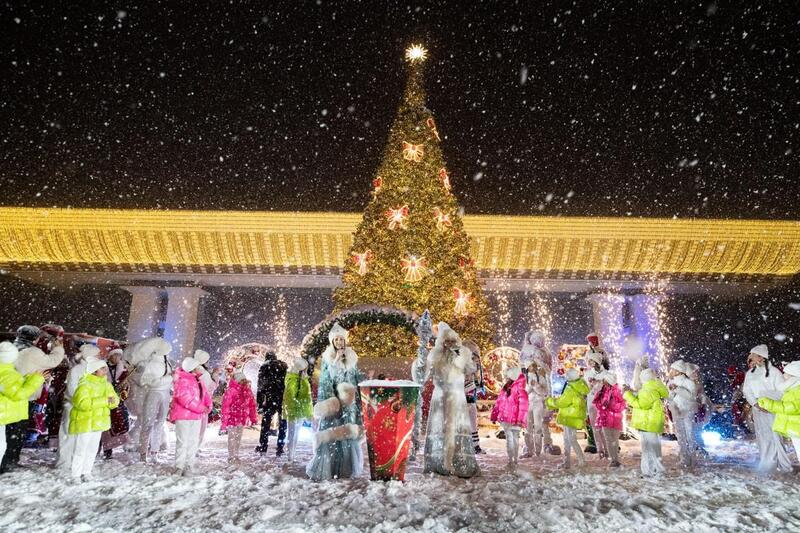 Алматы одновременно зажжет огни новогодних елок во всех районах