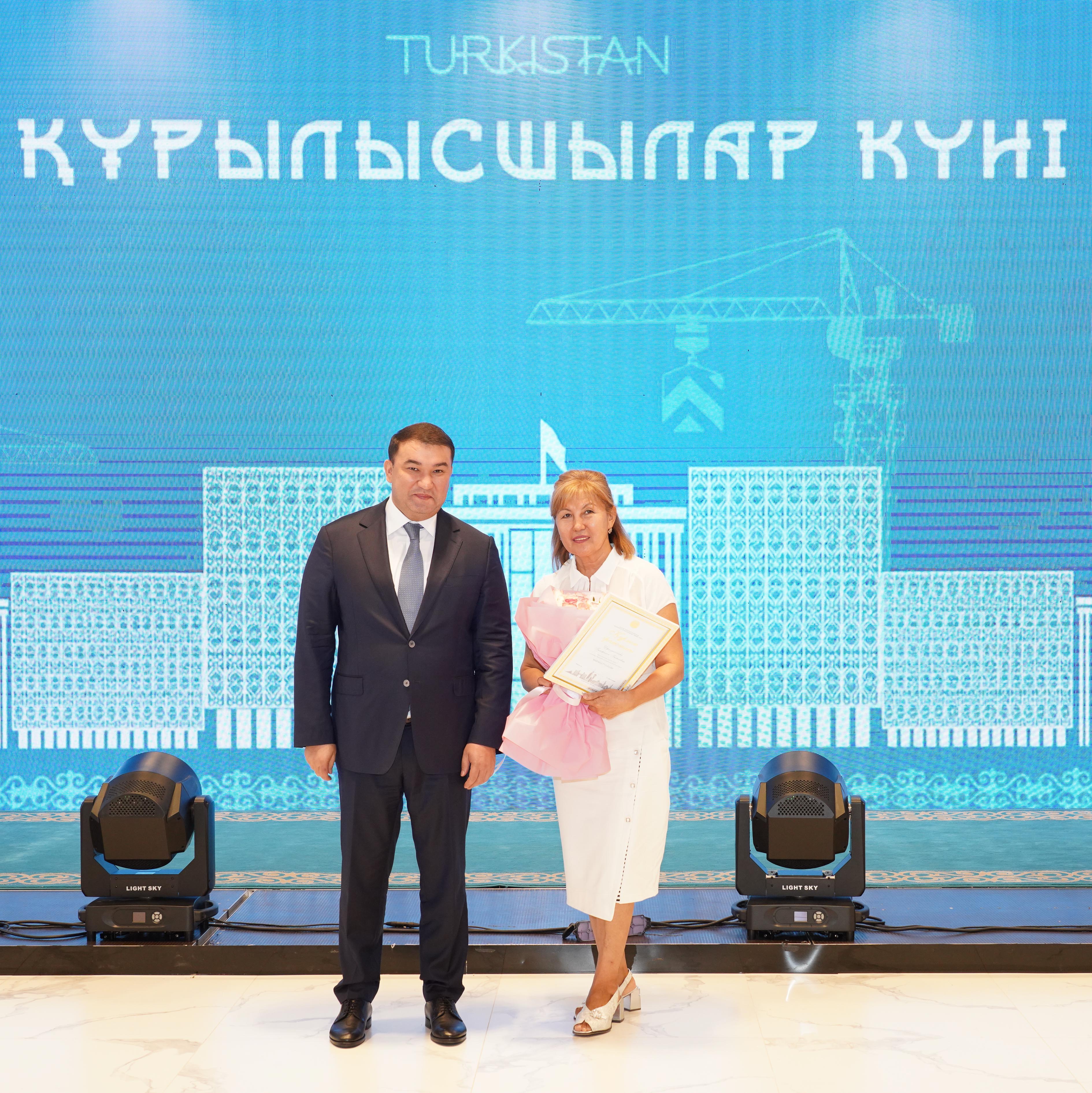 В ТУРКЕСТАНСКОЙ ОБЛАСТИ ЧЕСТВОВАЛИ СТРОИТЕЛЕЙ