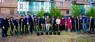 В Астане судьи конституционных судов зарубежных стран высадили деревья