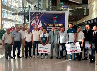 ТУРКЕСТАНЦЫ С ПОЧЕТОМ ВСТРЕТИЛИ ЧЕМПИОНА МИРА