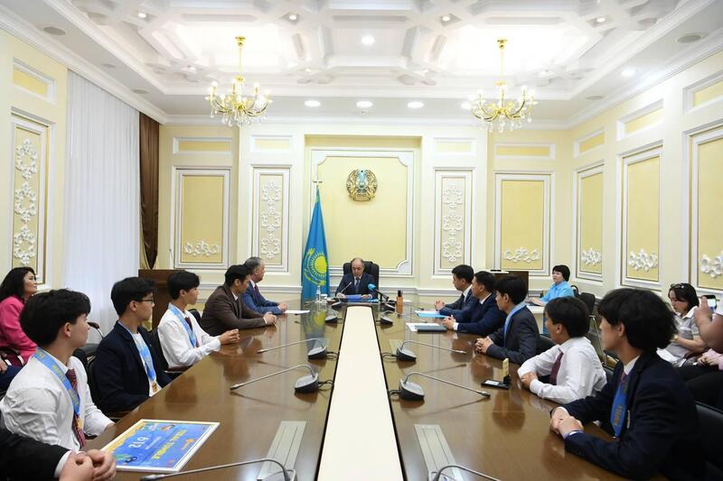 Нариман Турегалиев встретился с победителями международного чемпионата по робототехнике в США