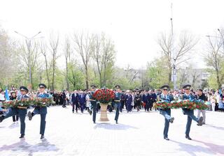 В Караганде возложили цветы к мемориалу «Вечный огонь»  