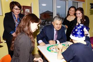 Аким Восточно-Казахстанской области Ермек Кошербаев посетил Центр поддержки детей, нуждающихся в специальных социальных услугах «Үміт».