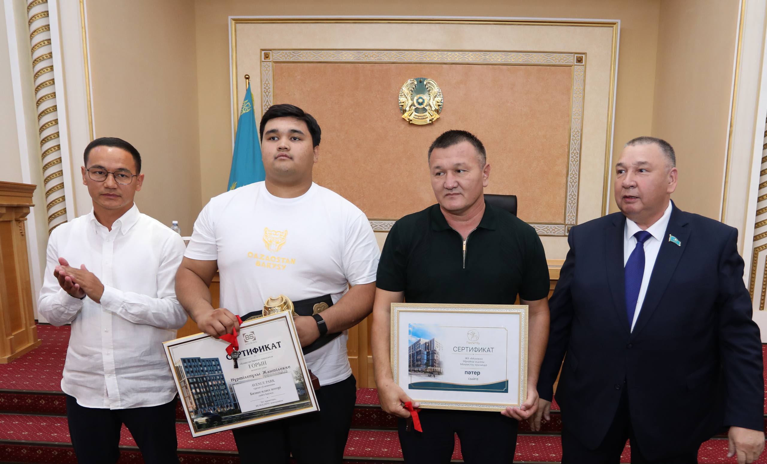 Мангистау чествует своего чемпиона: Жантілеку Нұртілепұлы и его тренеру вручили квартиры