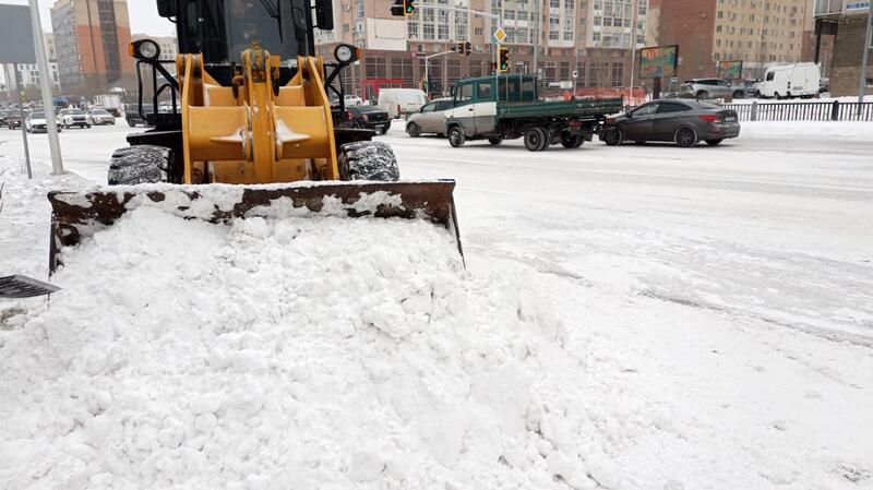 В работе по уборке снега в Астане задействованы тысячи дорожных рабочих