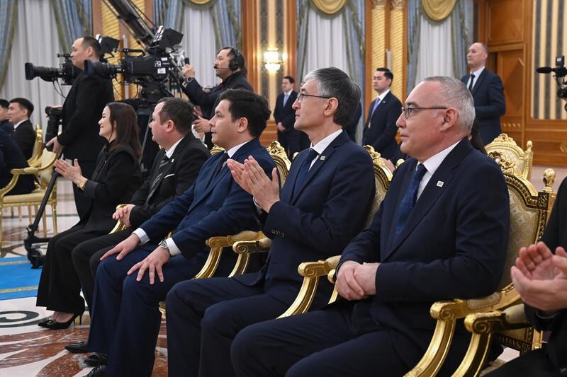 ГЛАВА ГОСУДАРСТВА ВРУЧИЛ КЛЮЧИ ОТ КВАРТИР МОЛОДЫМ УЧЕНЫМ