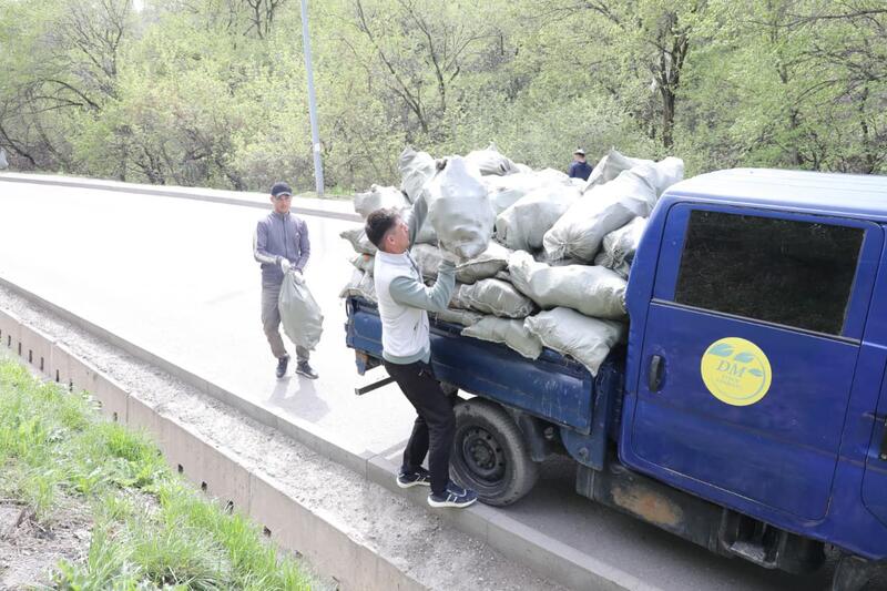 Берег реки Терисбулак очистили от мусора в Медеуском районе Алматы