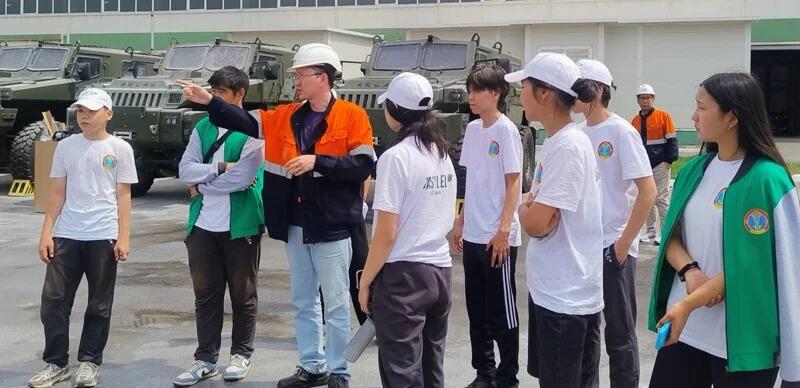 Заводы будущего и современные технологии: что показали молодежи в Индустриальном парке Астаны