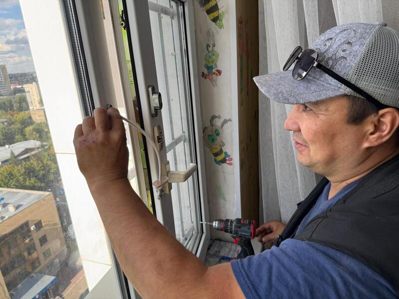 Профилактический рейд по предупреждению выпадения детей из окон провели в Астане