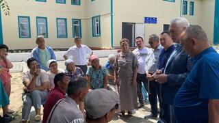Асылбек Есенбаев встретился с жителями Нуры в эвакуационном центре