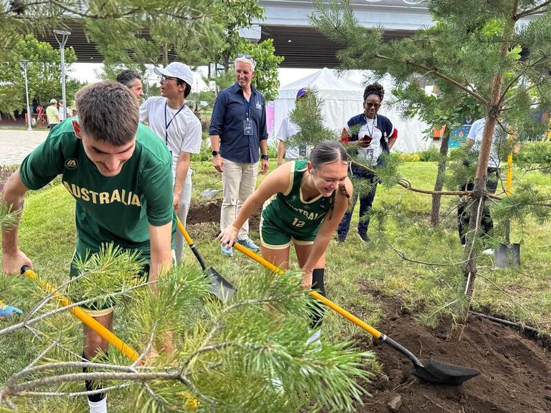 «Таза Қазақстан»: участники чемпионата мира по баскетболу посадили деревья в Астане