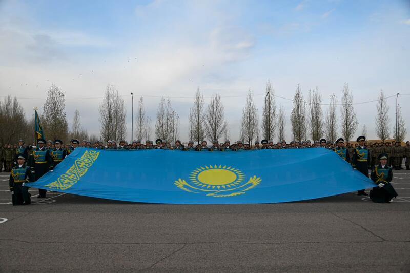 В День Республики в воинских частях прошла церемония поднятия Государственного флага