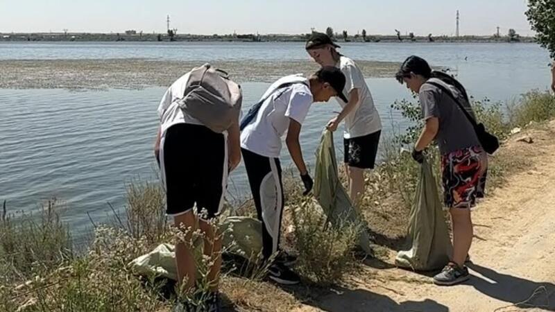 «Таза Қазақстан»: молодёжь Сарани очистила береговую линию водохранилища