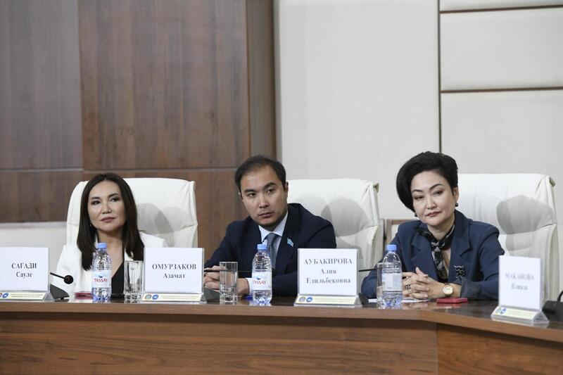 В Астане состоялся круглый стол о значении Основного закона и межэтнического согласия