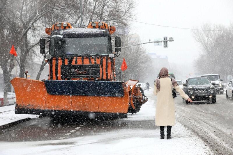 В Алматы проведена ночная обработка улично-дорожной сети после осадков в предгорных районах