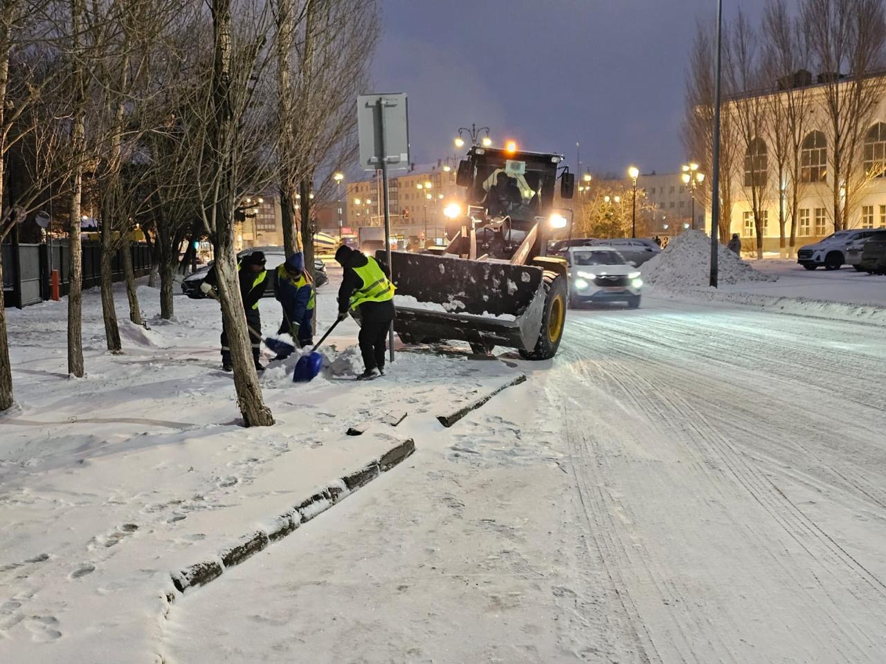 В Астане продолжается уборка снега: задействованы почти 1 300 единиц спецтехники