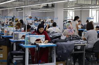 В ШВЕЙНОМ ЦЕХЕ В ТУРКЕСТАНСКОЙ ОБЛАСТИ ЕЖЕГОДНО ИЗГОТАВЛИВАЮТ ОКОЛО 250 ТЫСЯЧ ЭКЗЕМПЛЯРОВ СПЕЦОДЕЖДЫ