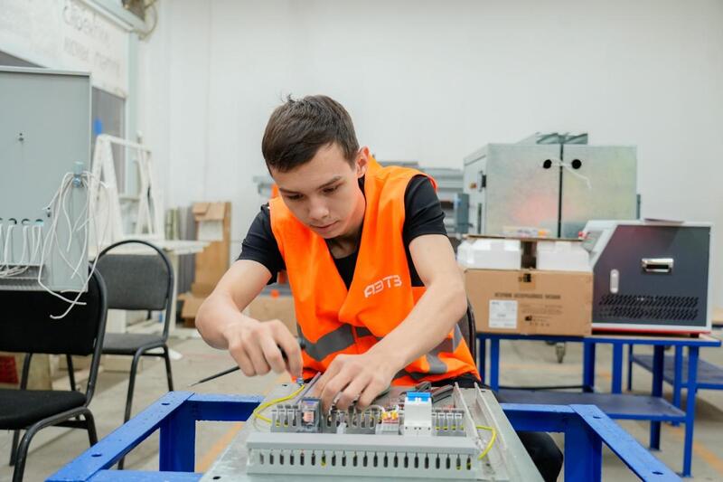 «Путь в профессию: от колледжа к производству»: молодежь столицы провела встречу на электротехническом заводе