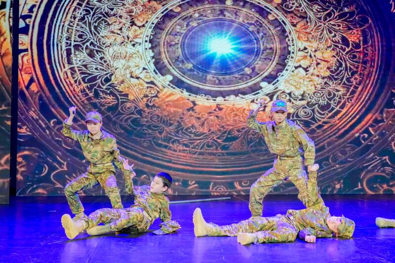 «Защита Родины — дело настоящих мужчин!»: в Астане проводили в армию очередную группу молодых людей