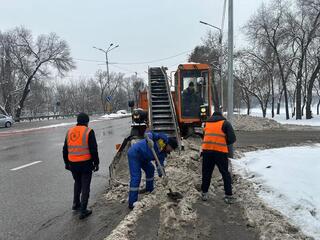 Спецтехника и рабочие: уборка снега продолжается в Алматы