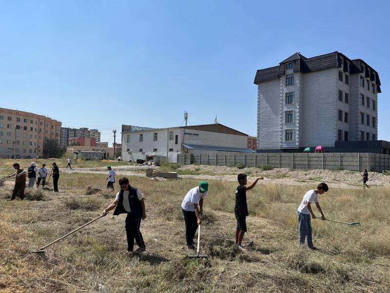 «Таза Қазақстан»: жамбылская молодежь очистила территорию детской областной больницы