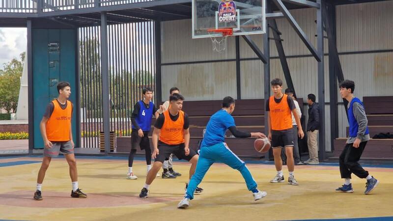 Турнир по баскетболу среди блогеров и спортсменов провели в столице