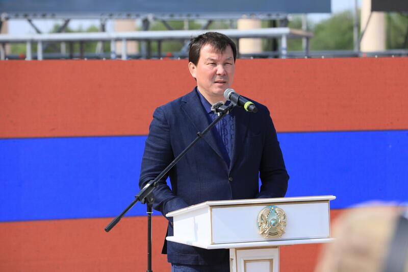 Глава МЧС вручил актюбинским спасателям спецтехнику и ключи от служебных квартир