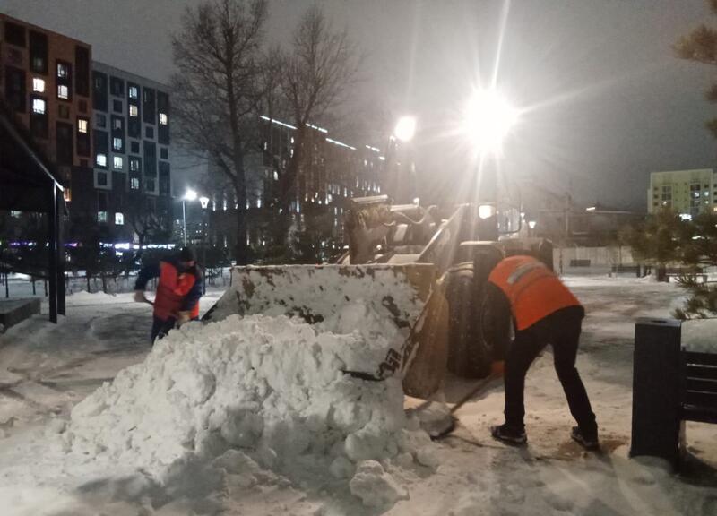 Более 1200 единиц спецтехники задействуют в снегоуборочных работах ночью в Астане