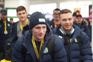 Спортсмены, ставшие чемпионами Азии по хоккею, вернулись в страну