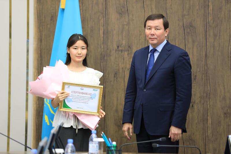 Асхат Шахаров наградил активную молодежь