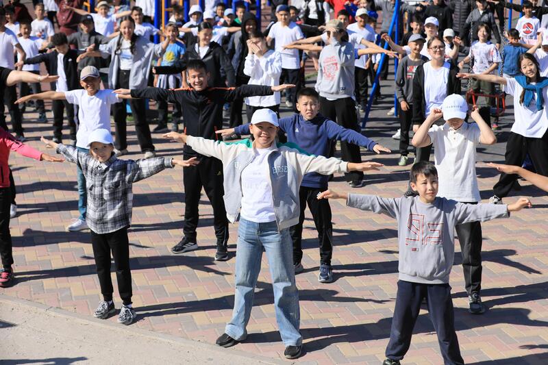 Более 200 школьников вместе сделали утреннюю зарядку