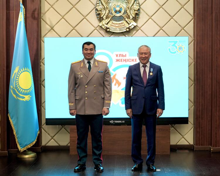 Государственные награды вручены спасателям МЧС РК в честь Дня защитника Отечества и 80-летия Победы