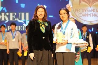 Министр просвещения Жулдыз Сулейменова наградила победителей республиканской олимпиады