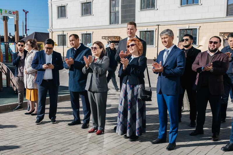 В Атырау в честь Дня города жителям аварийных домов вручили ключи от новых квартир