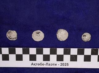 В «АҚТӨБЕ-ЛАЭТИ» ОБНАРУЖЕНЫ РЕДКИЕ СТАРИННЫЕ СЕРЕБРЯНЫЕ МОНЕТЫ