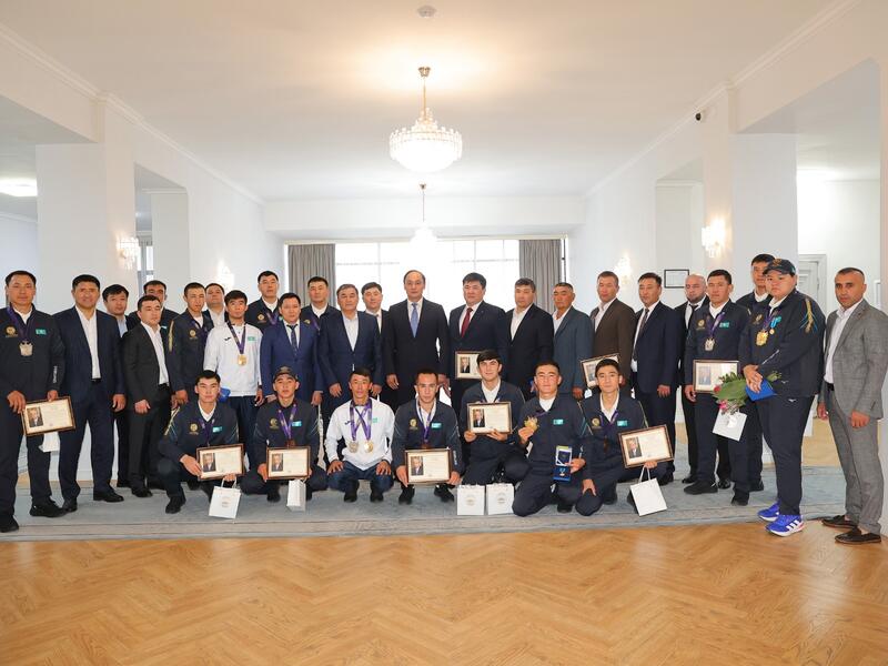 Ербол Қарашөкеев Дүниежүзілік көшпенділер ойындарында топ жарған жамбылдық спортшыларды марапаттады