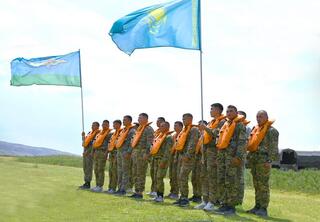 Испытание водой: десантники совершенствуют парашютную подготовку