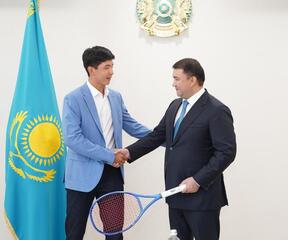 АКИМ ТУРКЕСТАНСКОЙ ОБЛАСТИ ВСТРЕТИЛСЯ С ТАЛАНТЛИВЫМ ТЕННИСИСТОМ ЗАНГАРОМ НУРЛАНУЛЫ