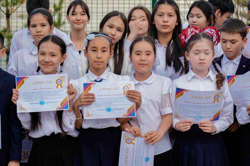 В столичной «Комфортной школе» провели первый выпускной