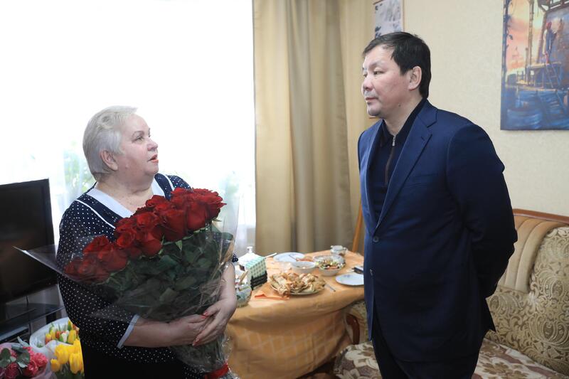 Асхат Шахаров в честь 8 Марта посетил дома актюбинок, внесших вклад в развитие области