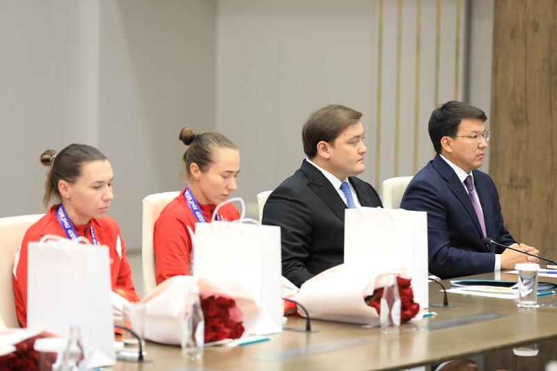 Аким области Асхат Шахаров принял женский футбольный клуб «Ақтөбе» - чемпионов Казахстана