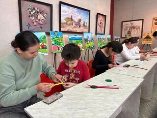 «Сердце ребенка — мир искусства»: в Астане прошел мастер-класс для особенных детей