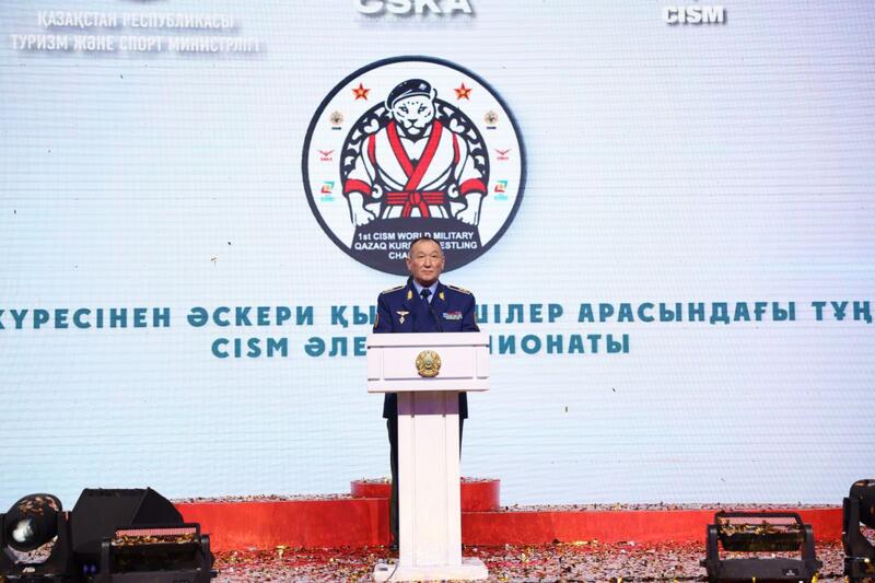 Күшті жамбастары бар сексуалды бұлшықет спортшысы